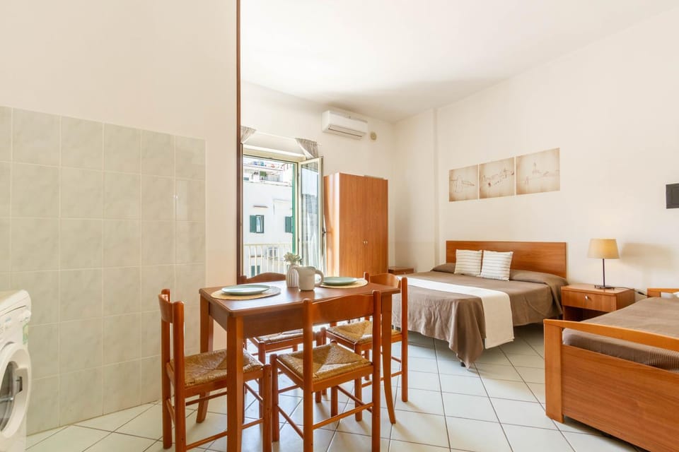 Bed, Photo of the whole room, Dining area
