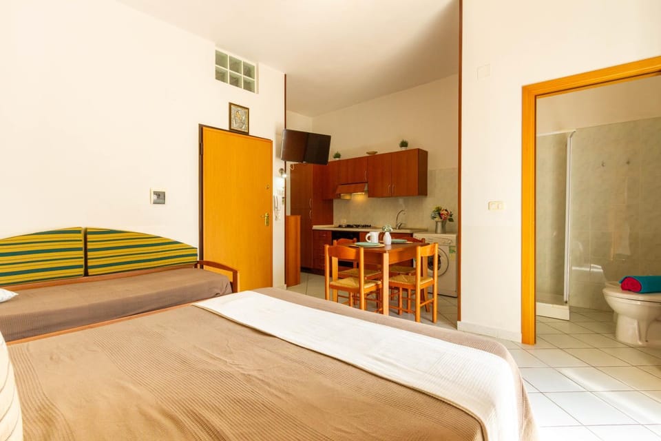Bed, Photo of the whole room, Dining area, Bedroom