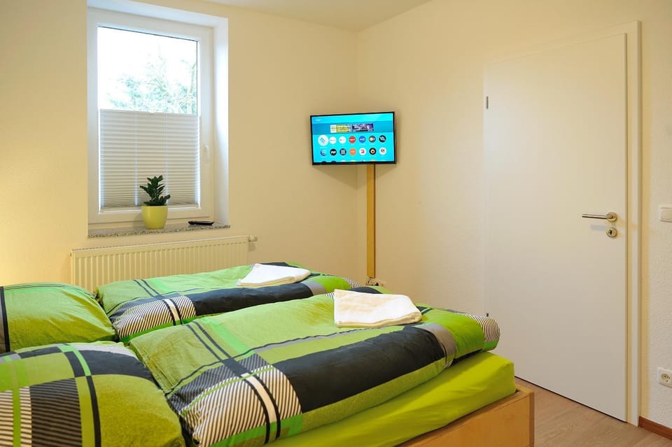 Bed, TV and multimedia, Photo of the whole room, Bedroom, towels