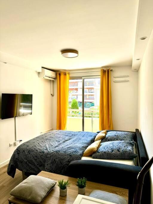 Photo of the whole room, Bedroom