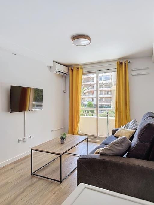 Communal lounge/ TV room, TV and multimedia, Living room, Photo of the whole room, Bedroom, air conditioner