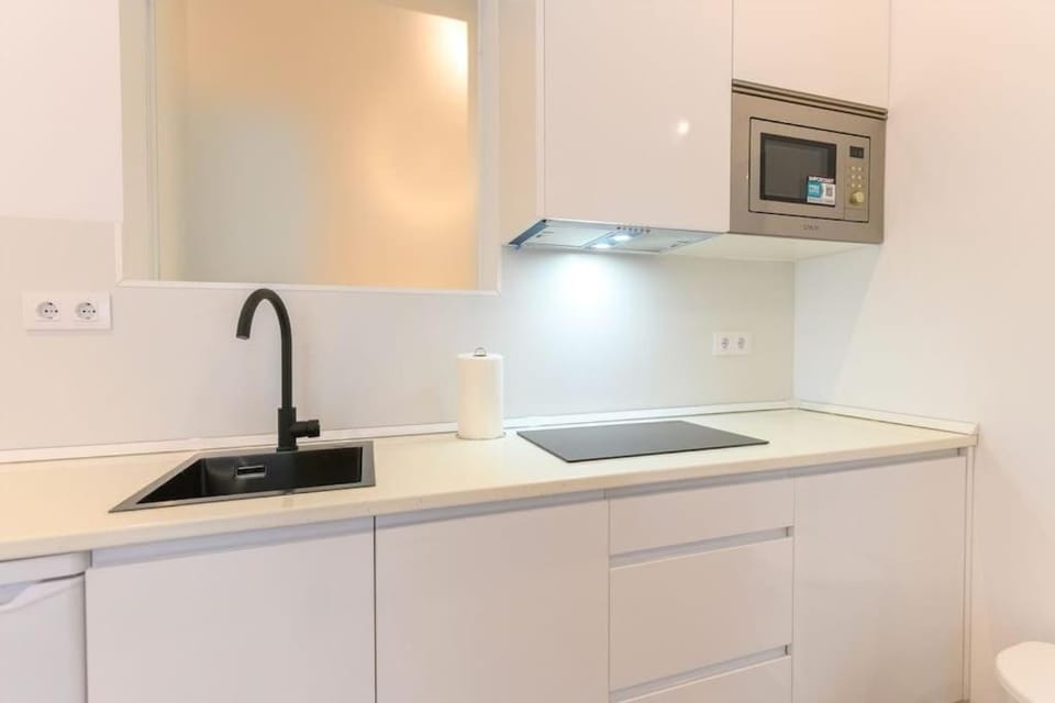 Kitchen or kitchenette, microwave, stove