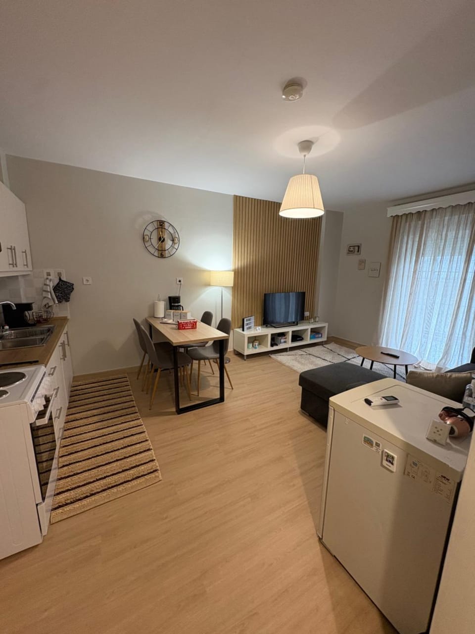 Kitchen or kitchenette, Living room, Seating area, Dining area, oven, pet friendly, stove
