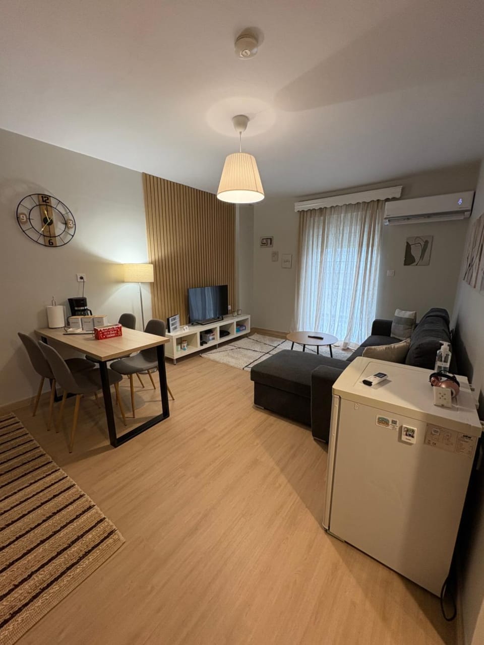 Bed, Kitchen or kitchenette, Living room, Photo of the whole room, Seating area