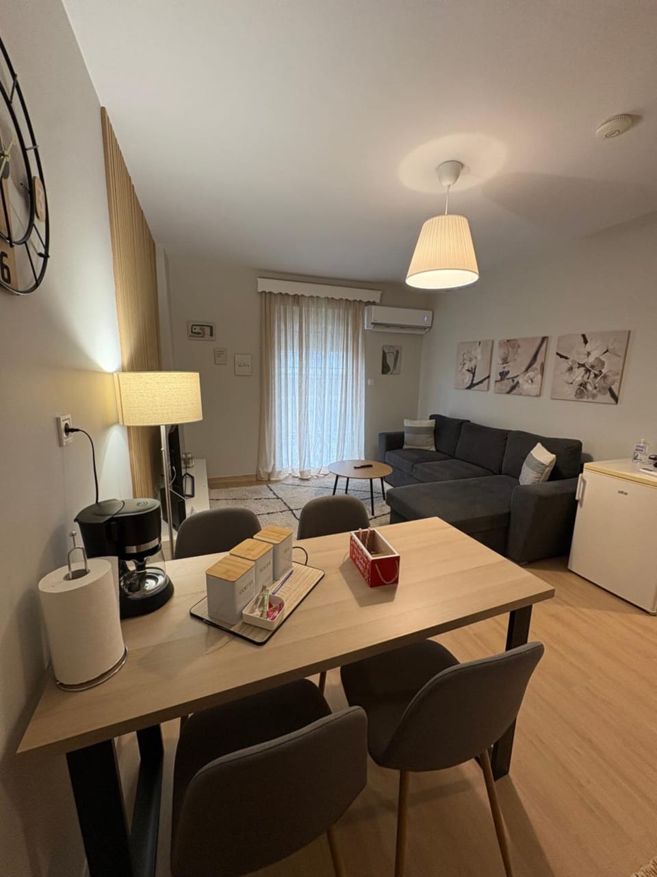 Coffee/tea facilities, Kitchen or kitchenette, Living room, Food and drinks, Seating area, Dining area, Drinks