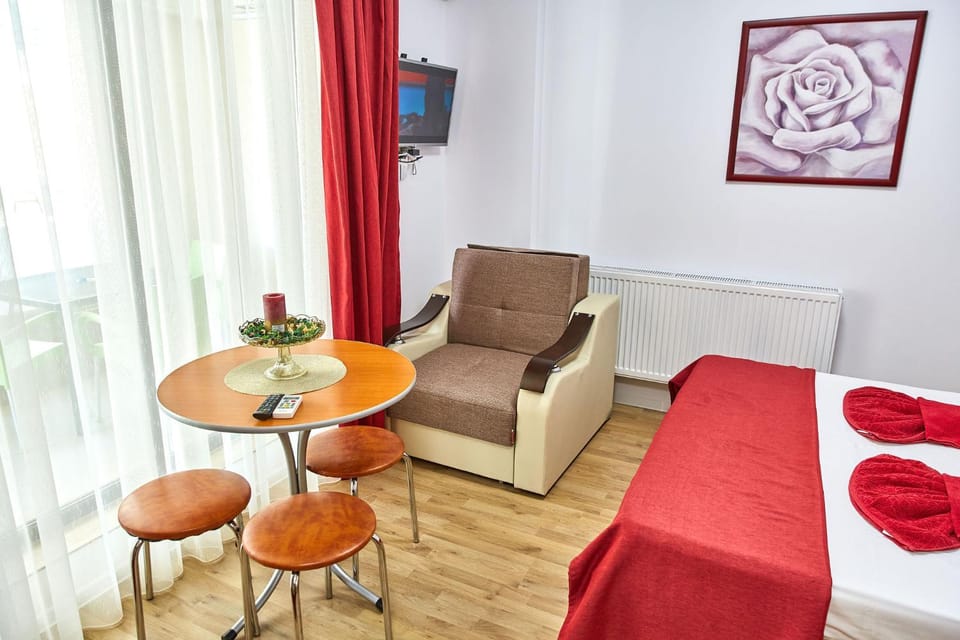 Bed, TV and multimedia, Seating area, Dining area