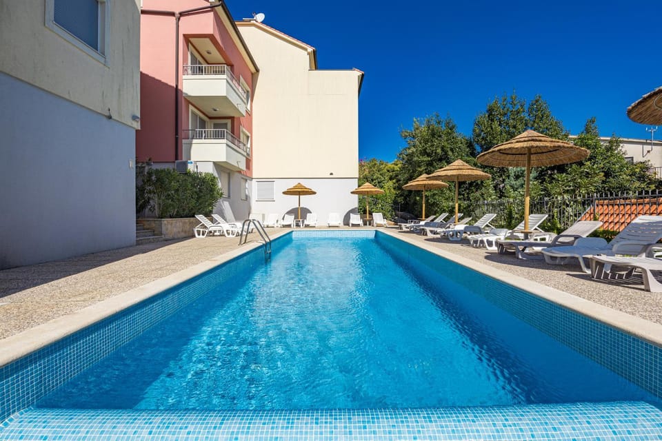 Property building, Day, Pool view, Swimming pool, sunbed