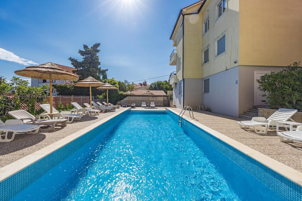 Property building, Patio, Day, Pool view, Swimming pool, Swimming pool, sunbed