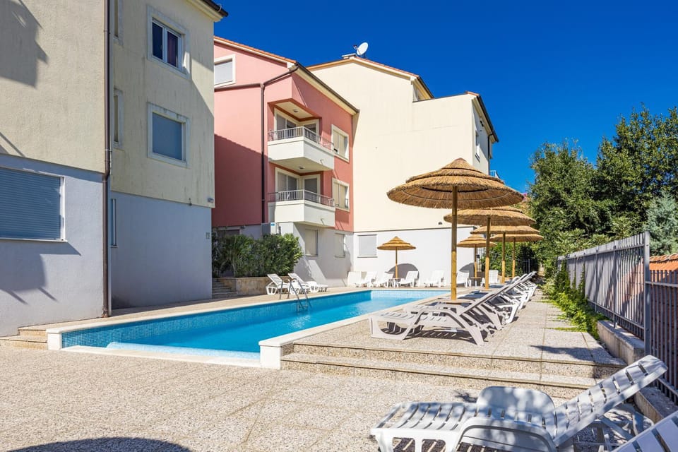 Property building, Patio, Day, Pool view, Swimming pool, sunbed