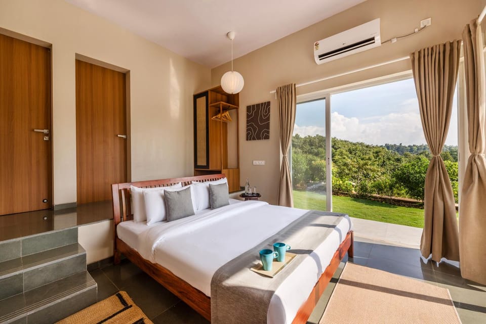 Bed, Natural landscape, View (from property/room), Balcony/Terrace, Photo of the whole room, Bedroom, towels, air conditioner