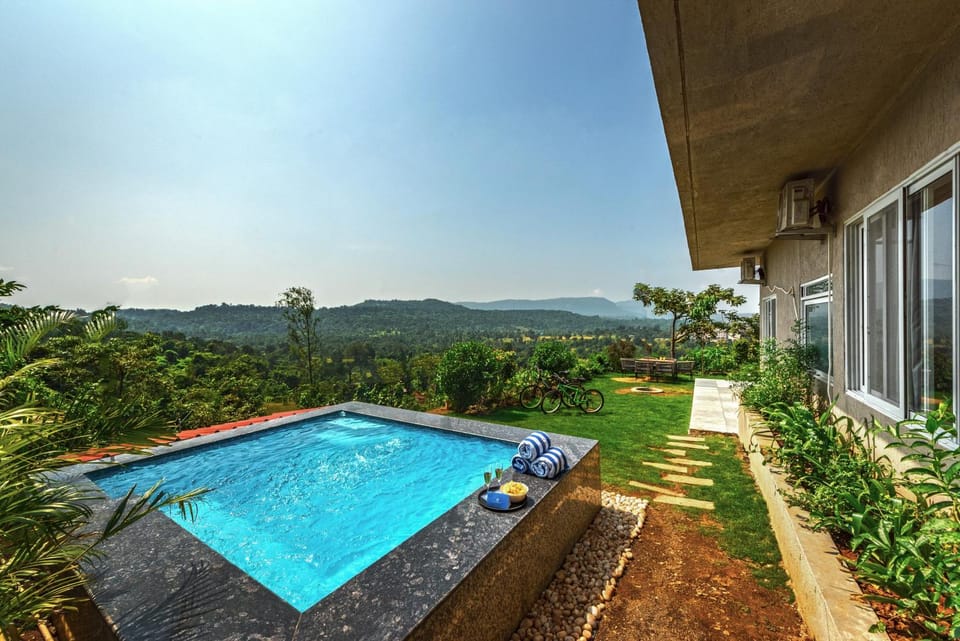 Property building, Spring, Day, Natural landscape, Garden, Garden view, Mountain view, Pool view, Swimming pool, Swimming pool, sunbed