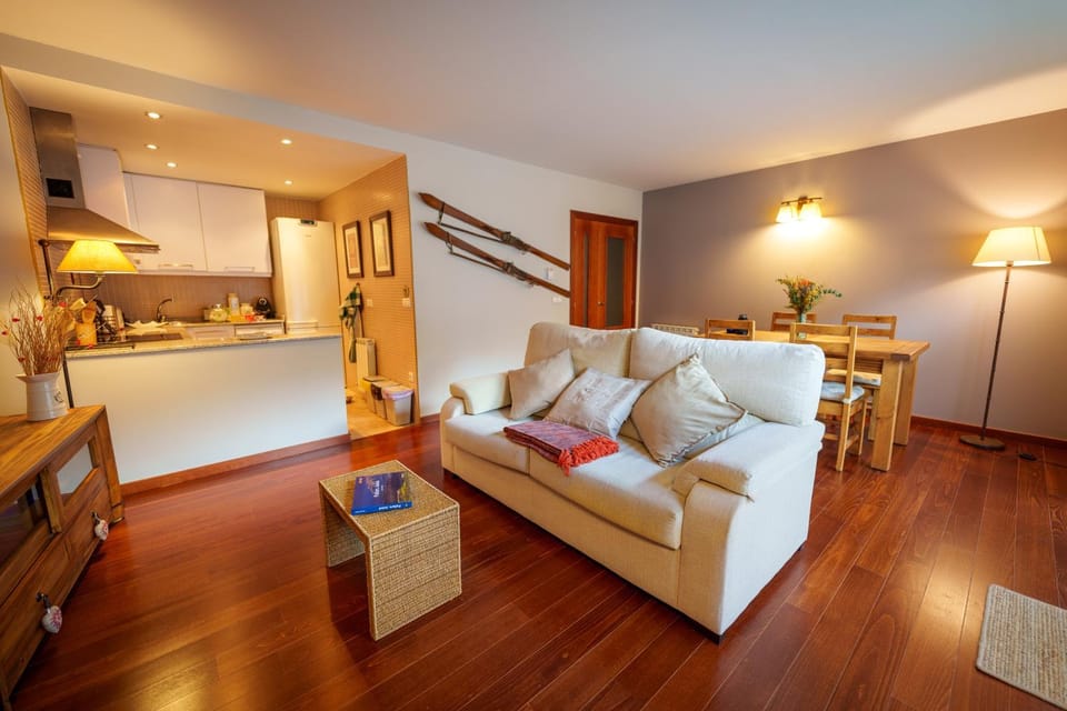 Kitchen or kitchenette, Living room, Seating area, Dining area