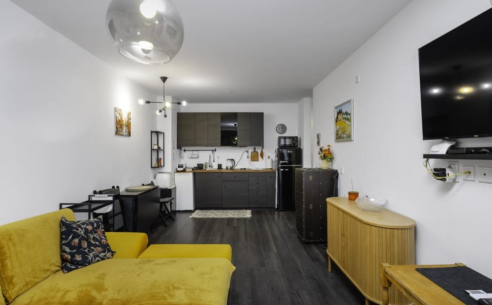 TV and multimedia, Kitchen or kitchenette, Living room, Seating area