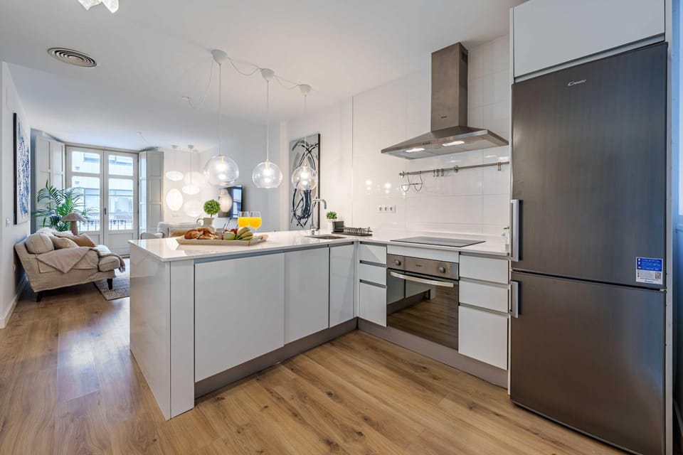 Kitchen or kitchenette, dishwasher, minibar, oven, stove