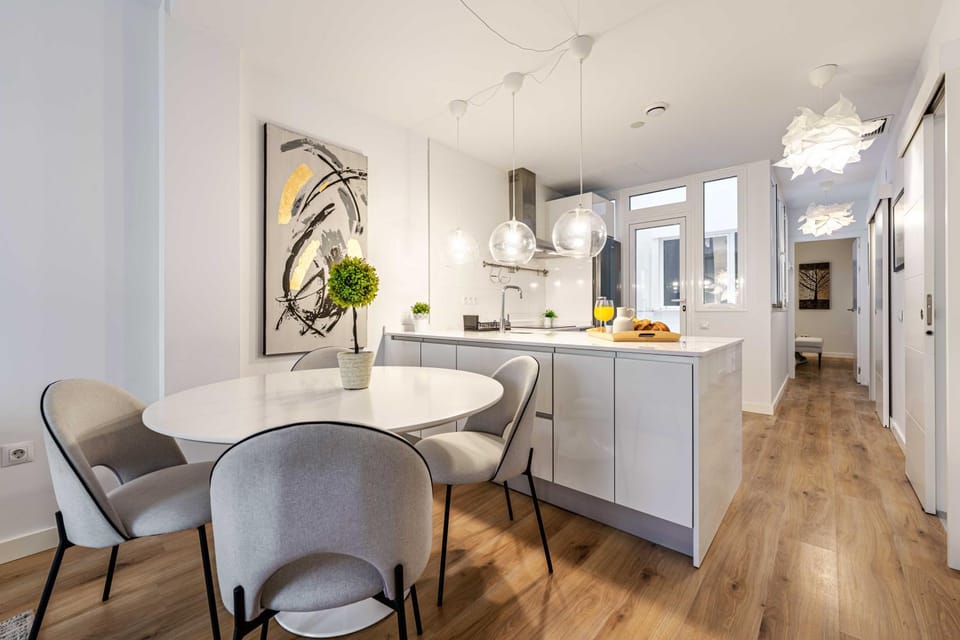 Kitchen or kitchenette, Seating area, Dining area