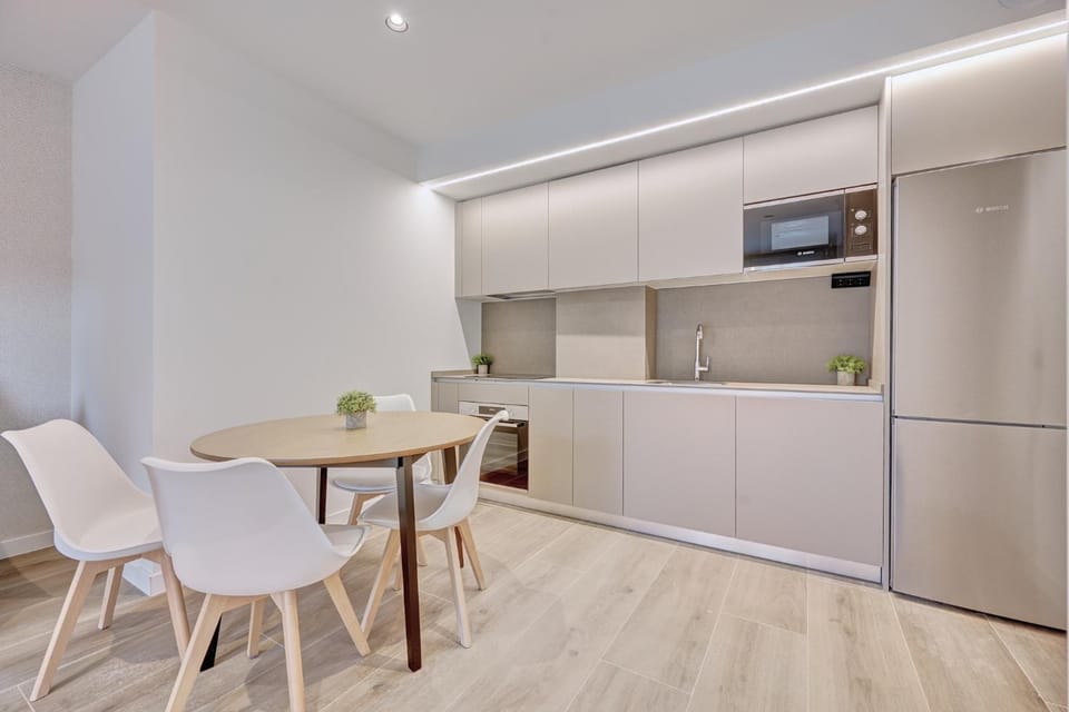 Kitchen or kitchenette, Dining area