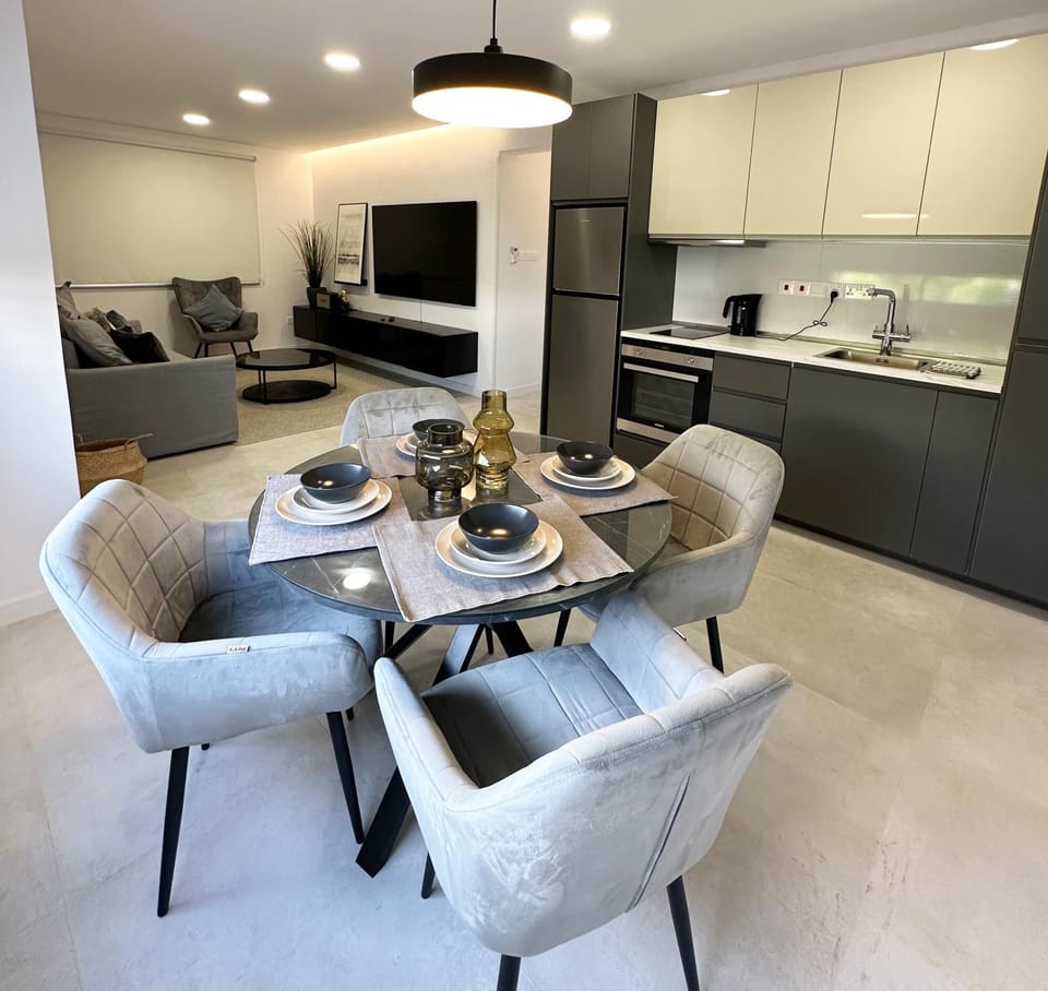 TV and multimedia, Kitchen or kitchenette, Living room, Seating area, Dining area, oven, stove