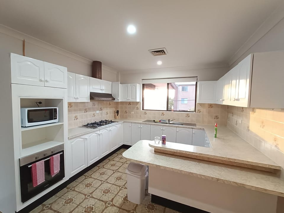 Cozy Queen Room in Spacious Home in Merrylands - M3 Vacation rental in Merrylands