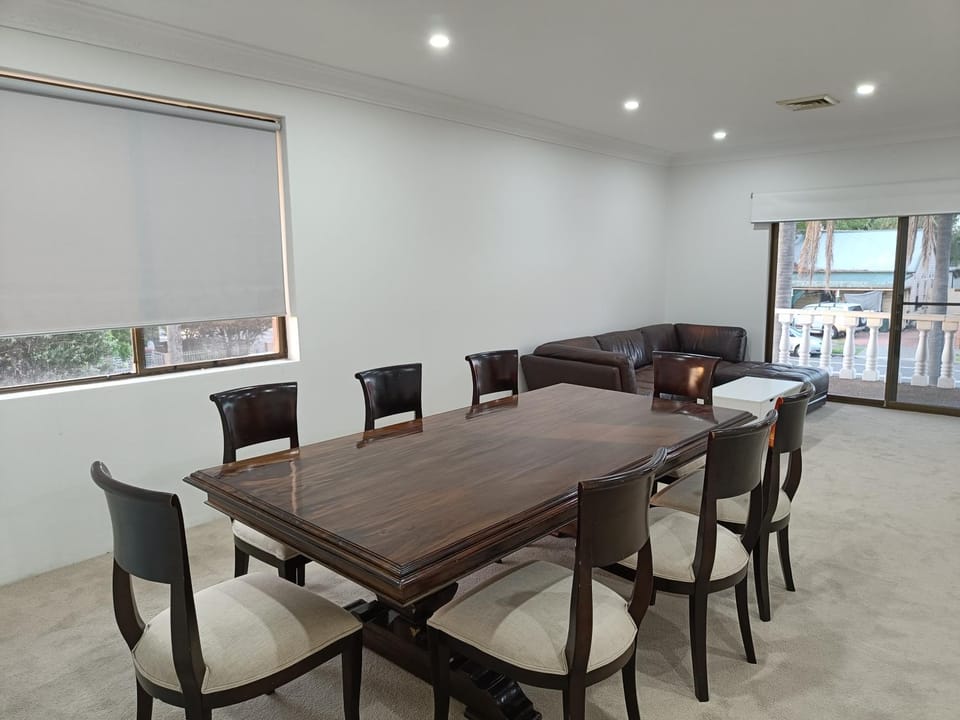 Cozy Queen Room in Spacious Home in Merrylands - M3 Vacation rental in Merrylands