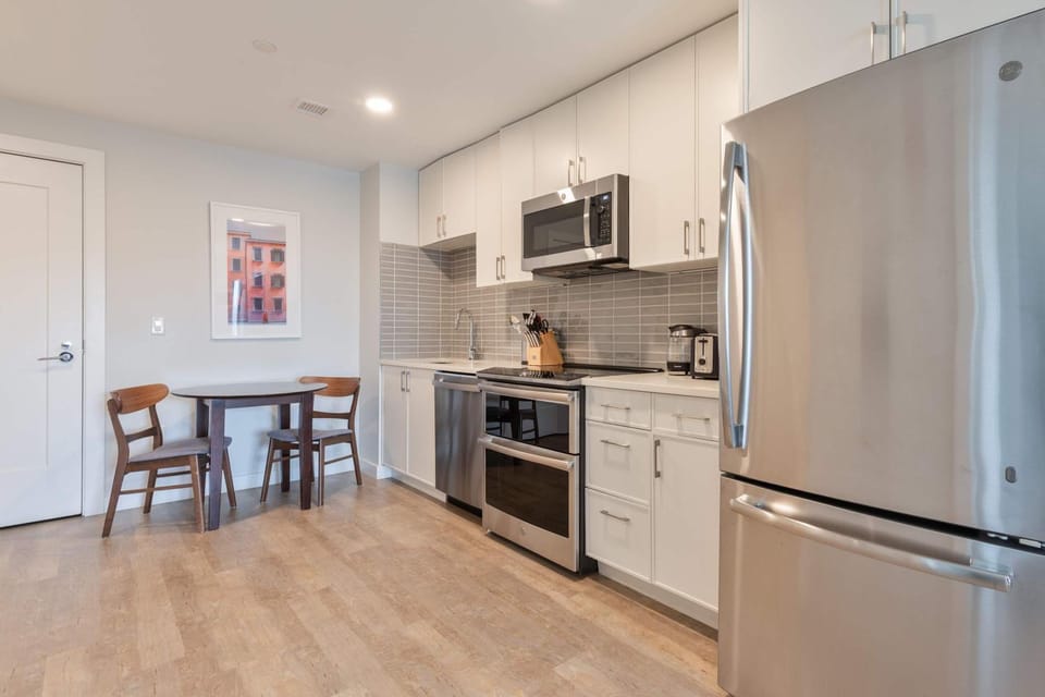 Luxury Apt Near Downtown Apartment in Quincy