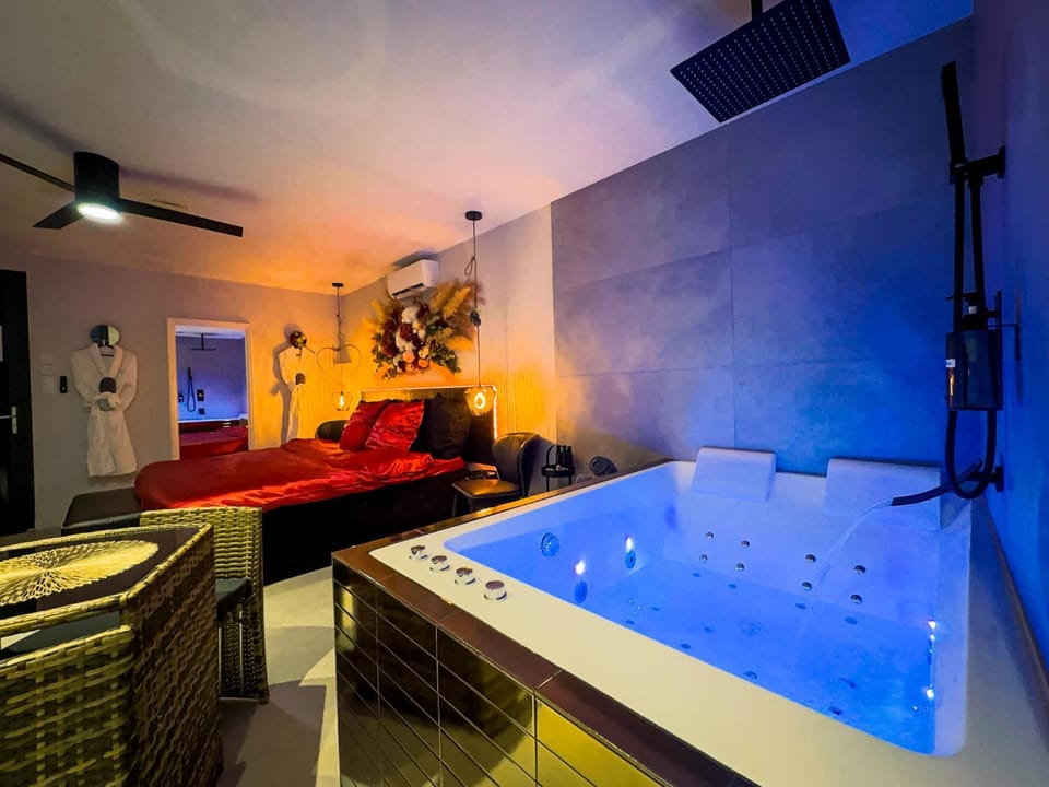 Shower, Hot Tub, Photo of the whole room, Bedroom, Bath