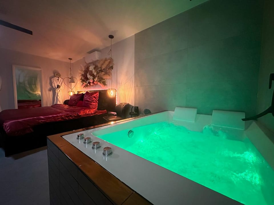 Bed, Hot Tub, Bedroom