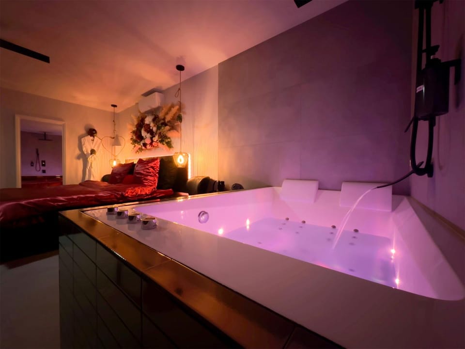 Bed, Hot Tub, Bedroom