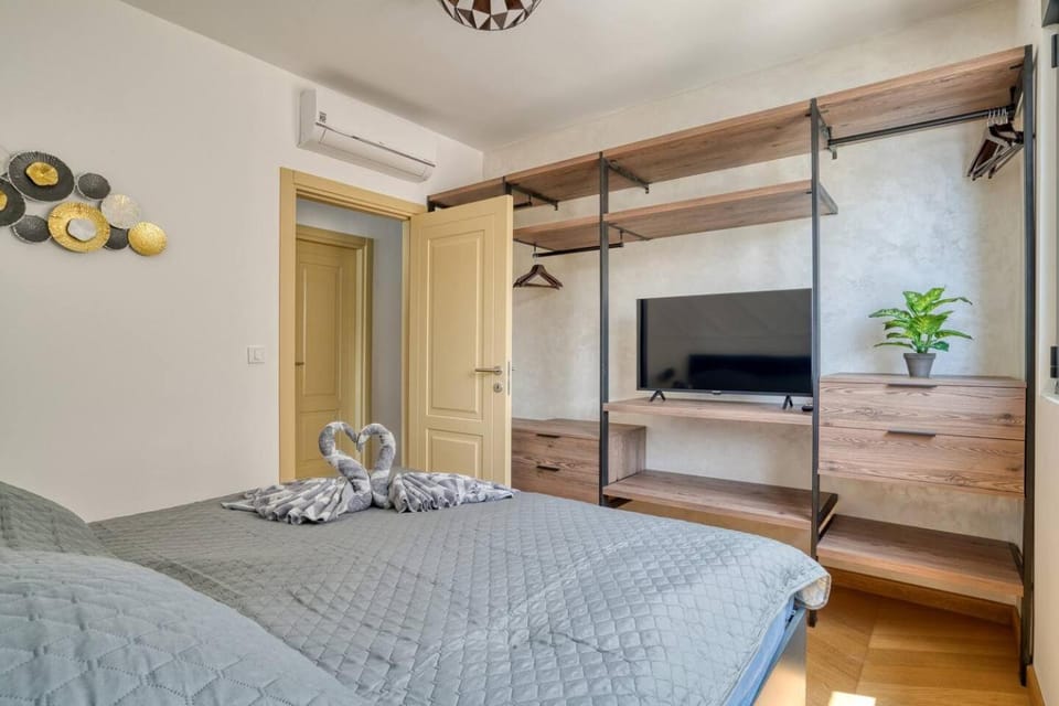 Bed, TV and multimedia, Photo of the whole room, Bedroom, towels, wardrobe, air conditioner