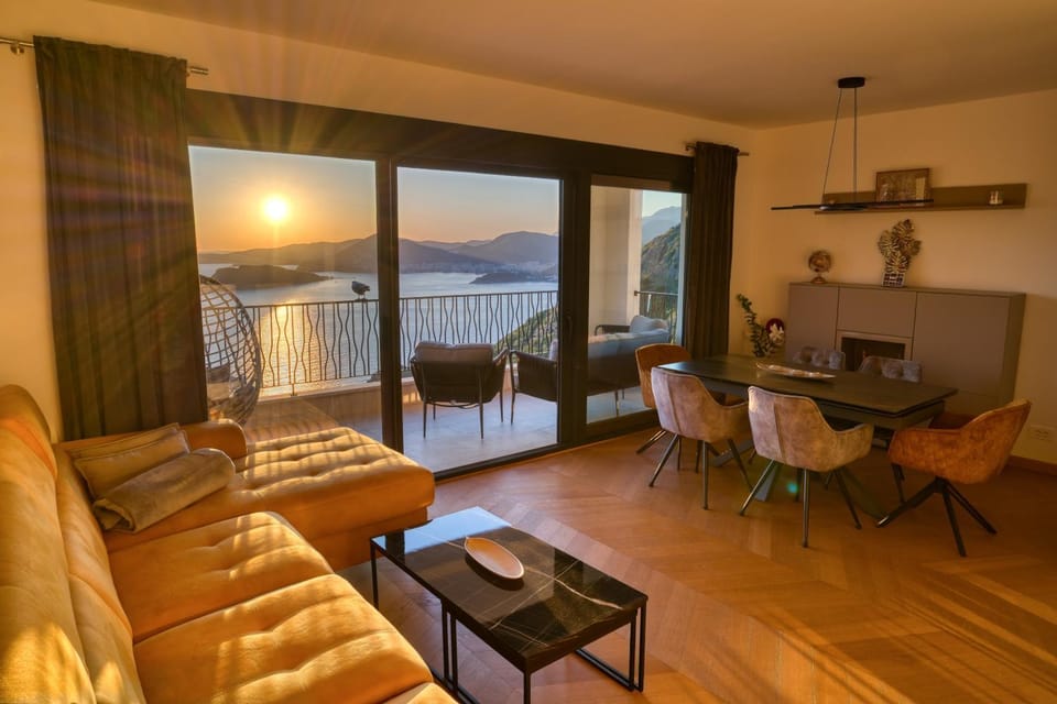 Natural landscape, View (from property/room), Balcony/Terrace, Living room, Seating area, Dining area