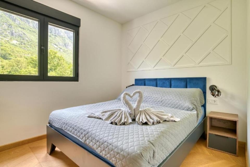 Bed, Bedroom, Mountain view