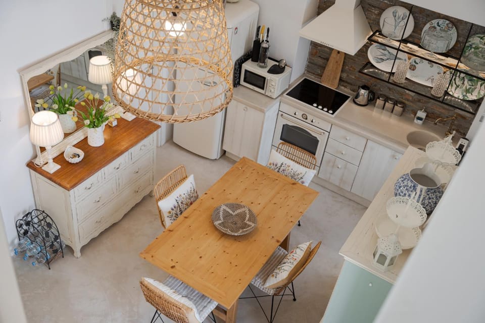Kitchen or kitchenette, Dining area, oven, stove, toaster