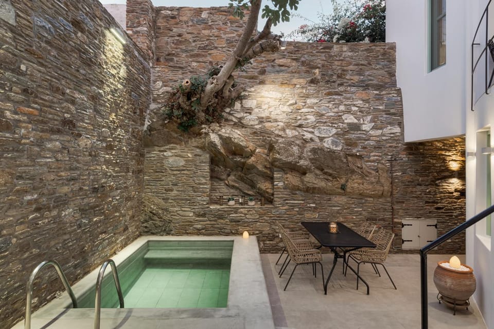 Patio, Day, Swimming pool