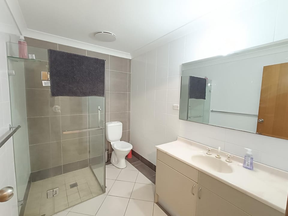 Cozy Queen Room in Spacious House with Great Location - M6 Vacation rental in Merrylands