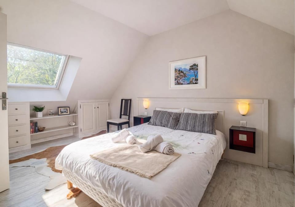 Photo of the whole room, Bedroom, heating, heating, towels