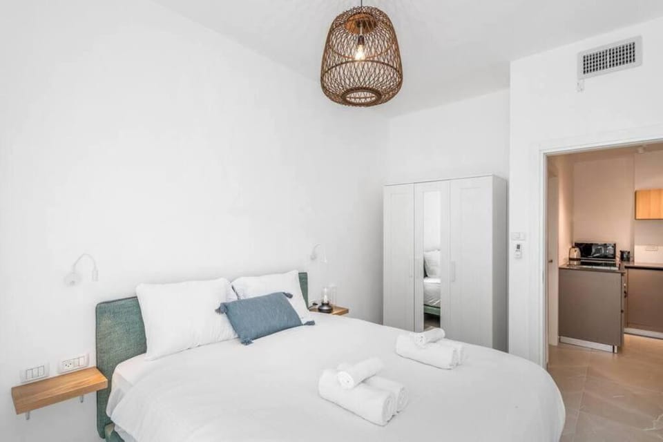 Superb 1BR balcony on Sheinkin Apartment in Tel Aviv-Yafo