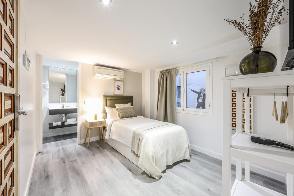 Bed, Photo of the whole room, Bedroom