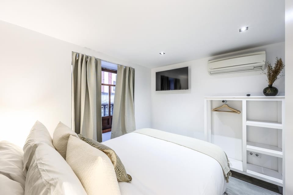 Bed, TV and multimedia, Bedroom, air conditioner
