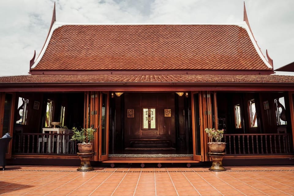 Property building, Facade/entrance, Day