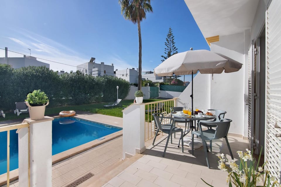 Property building, Balcony/Terrace, Living room, Swimming pool