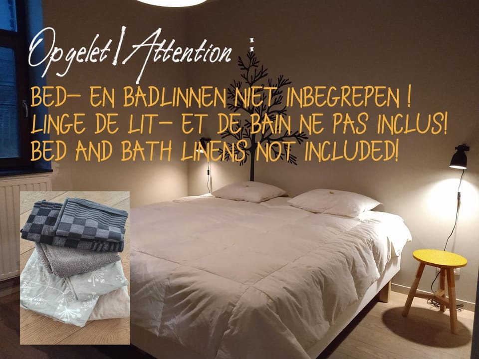 Bed, towels