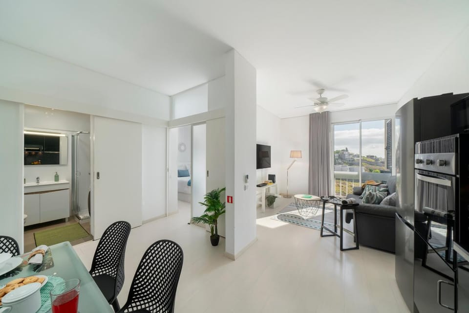 Communal lounge/ TV room, TV and multimedia, Living room, Seating area, Dining area, oven