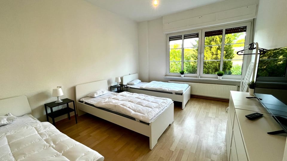 Bed, TV and multimedia, Bedroom