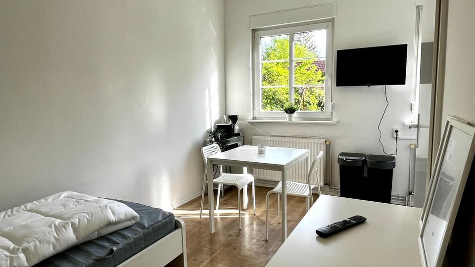 Bed, TV and multimedia, Dining area