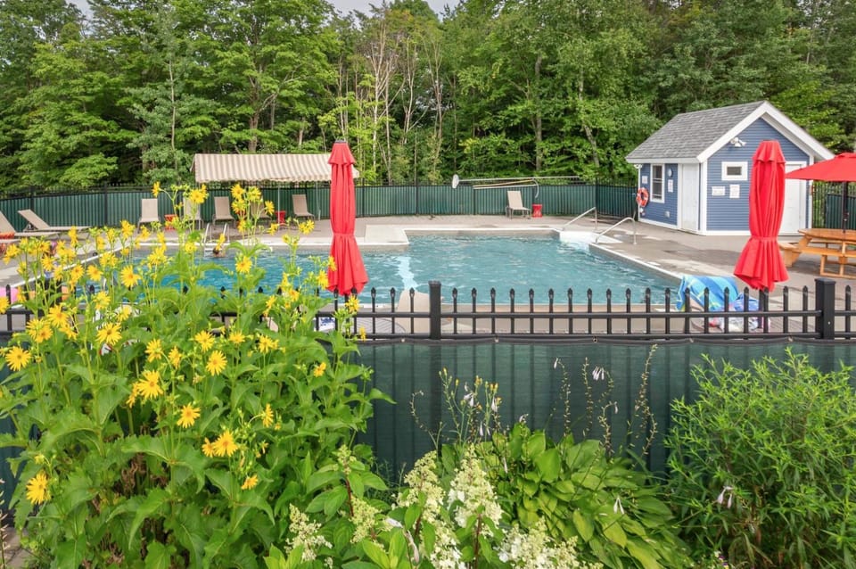 MightyMoose- Pool, Hot tub, Sauna, Gym, Near Resort Apartment in Mendon