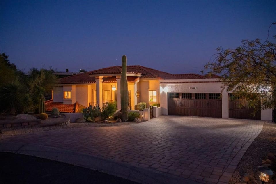 Southwestern Desert Escape Pool, Hot, Tub, Sleeps 12 House in Fountain Hills