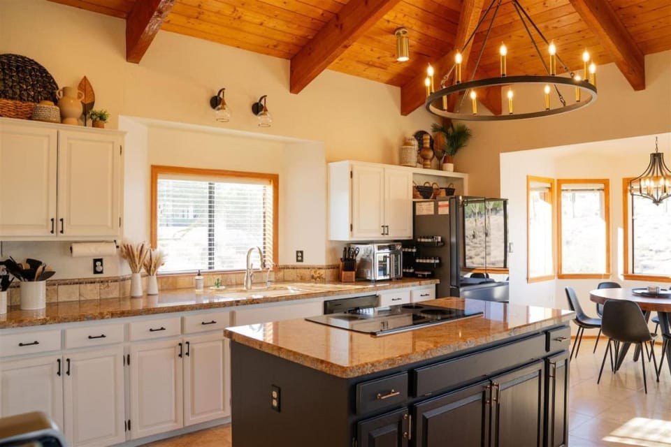 Southwestern Desert Escape Pool, Hot, Tub, Sleeps 12 House in Fountain Hills
