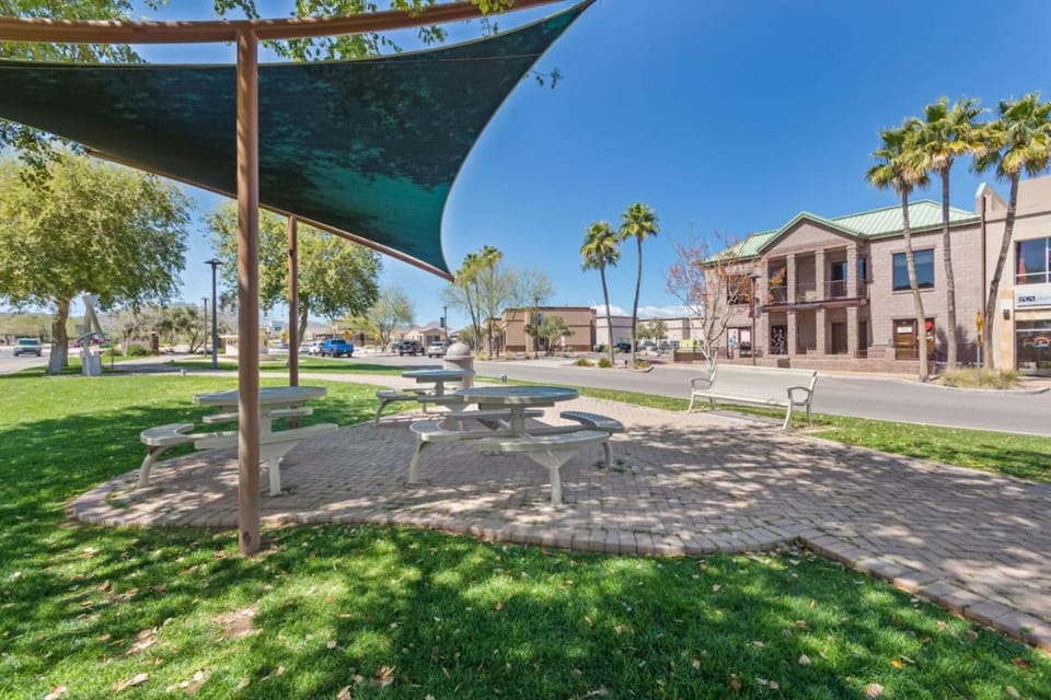 Stylish and Prestigious - 2 Bed 2 Bath On The Avenue Apartment in Fountain View