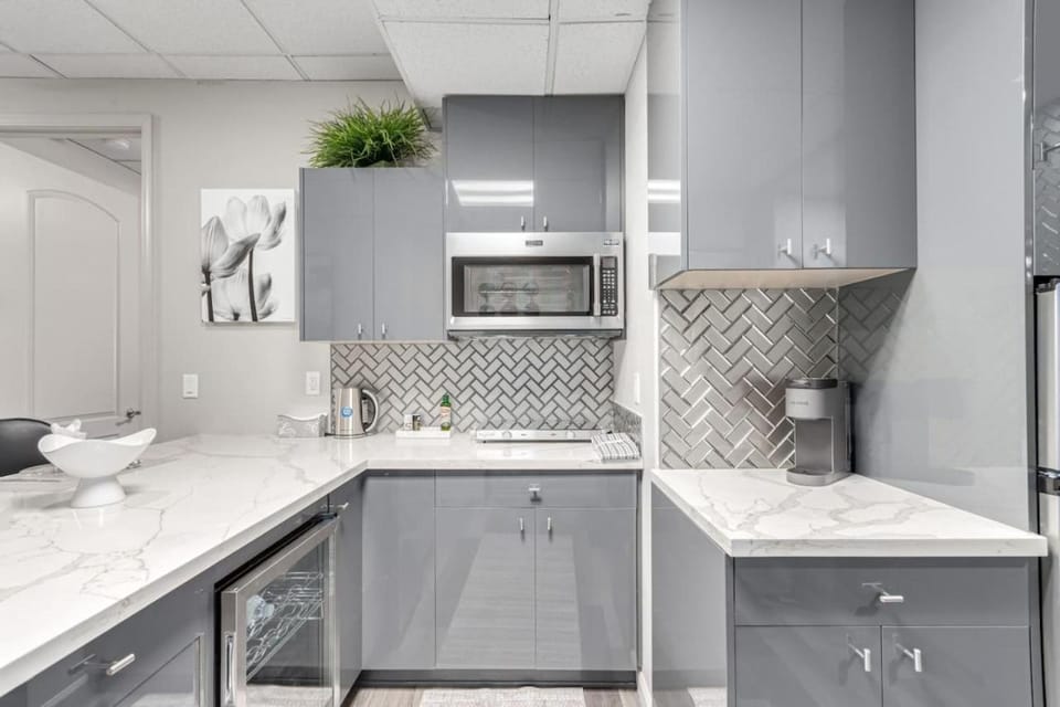 Stylish and Prestigious - 2 Bed, 2 Bath On The Avenue House in Fountain View