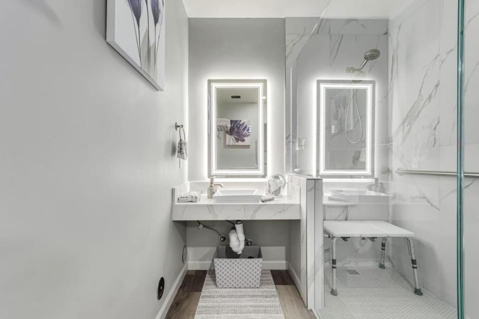 Stylish and Prestigious - 2 Bed, 2 Bath On The Avenue House in Fountain View
