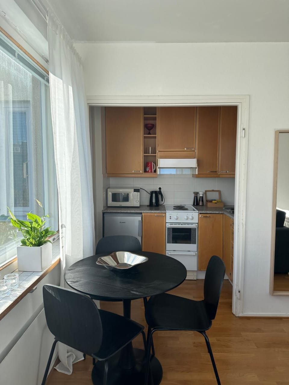Kitchen or kitchenette, Dining area, oven, toaster